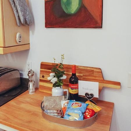 Large Upstairs Flat In Downtown Century Building Apartment Belleville Bagian luar foto