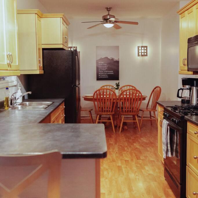 Large Upstairs Flat In Downtown Century Building Apartment Belleville Bagian luar foto
