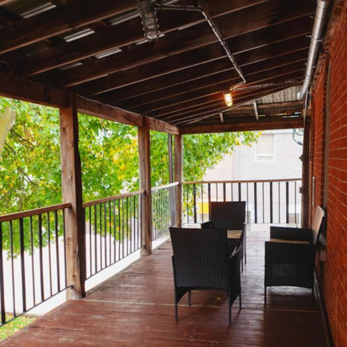 Large Upstairs Flat In Downtown Century Building Apartment Belleville Bagian luar foto