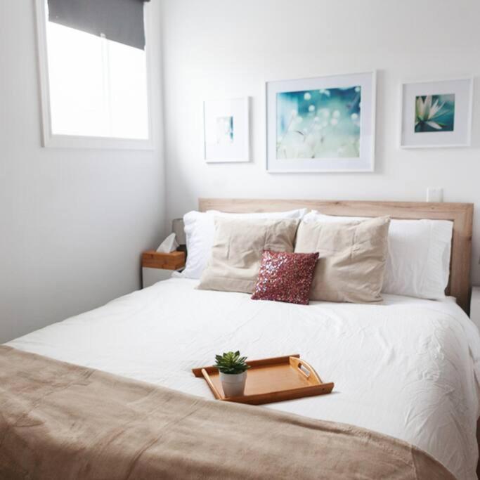 Large Upstairs Flat In Downtown Century Building Apartment Belleville Bagian luar foto