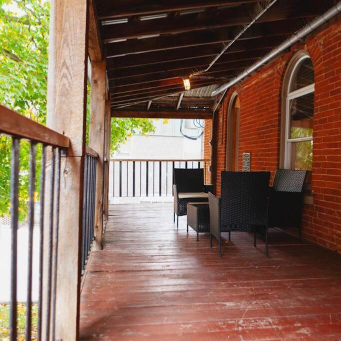 Large Upstairs Flat In Downtown Century Building Apartment Belleville Bagian luar foto