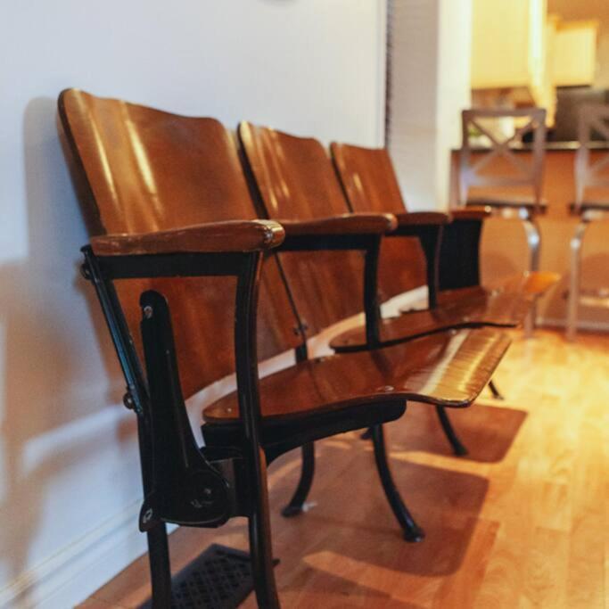 Large Upstairs Flat In Downtown Century Building Apartment Belleville Bagian luar foto