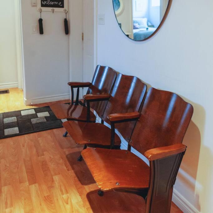 Large Upstairs Flat In Downtown Century Building Apartment Belleville Bagian luar foto