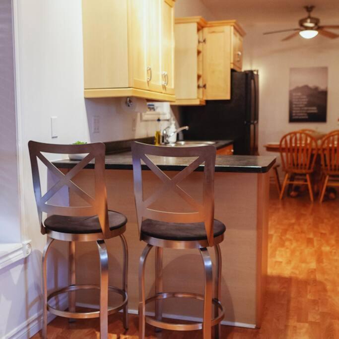 Large Upstairs Flat In Downtown Century Building Apartment Belleville Bagian luar foto
