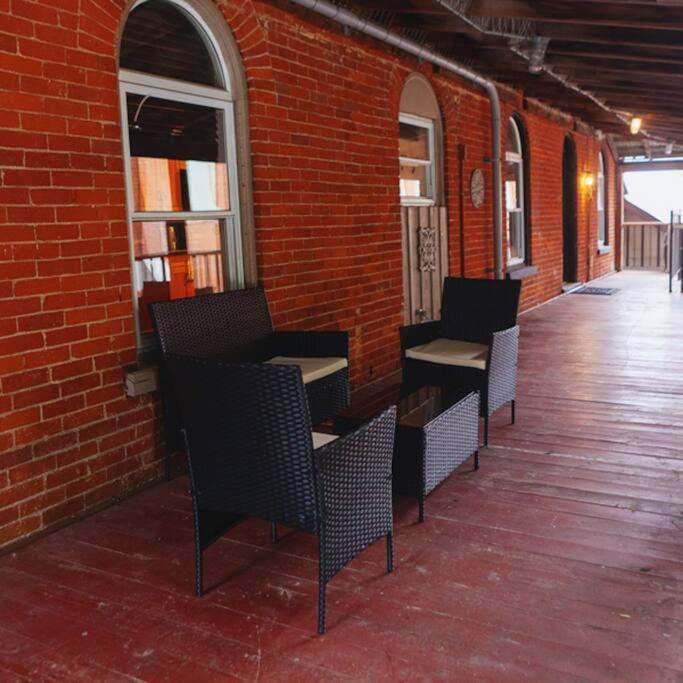 Large Upstairs Flat In Downtown Century Building Apartment Belleville Bagian luar foto